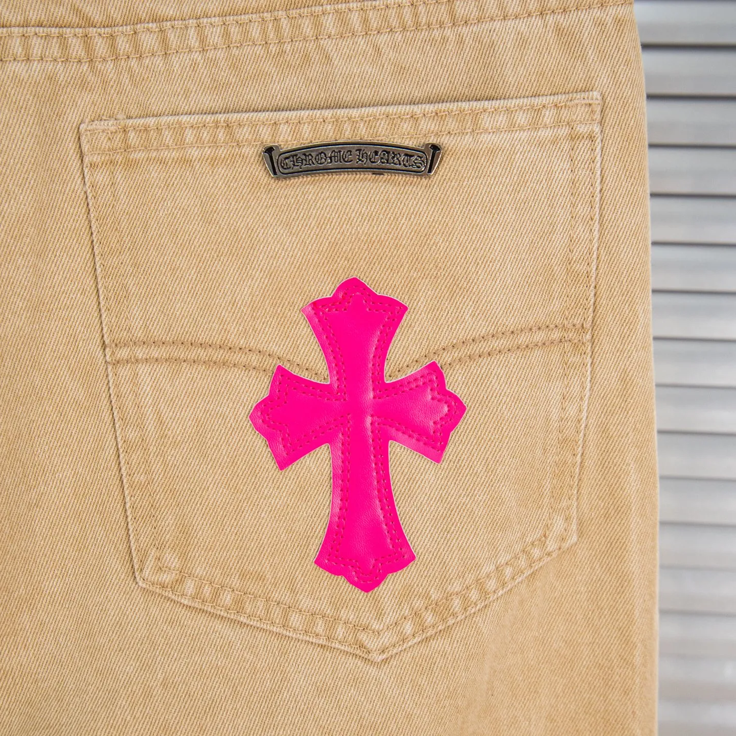 P240 Chrome Hearts 2025 New Miami Limited Couple Washed Jeans with Multiple Pink Cross Leather Labels is a hot item this season and is sought after by countless celebrities and fashionistas. The neat details of the cutting process add color to the playful fashion! The neat and meticulous design, and the well-fitting structure is unique. The upper body not only has outstanding recognition, but also looks younger and younger. A style with the ultimate wearing meaning and performance, gorgeous color matching, and the craftsmanship of this style is also extremely extraordinary. After the finished product is washed, it is disassembled and hand-made with sheepskin cross leather and then spliced ​​together to complete. The whole piece has too many craftsmanship to describe. It is decorated with patchwork cross flowers and high-waisted washed jeans! ! Absolutely high-end luxury product, a god-level single product, a super popular product, made with top heavy industry, a magic weapon that cannot be missed in the street. Style number: 1866# Size: 28 30 32 34 Color: khaki pink khaki black